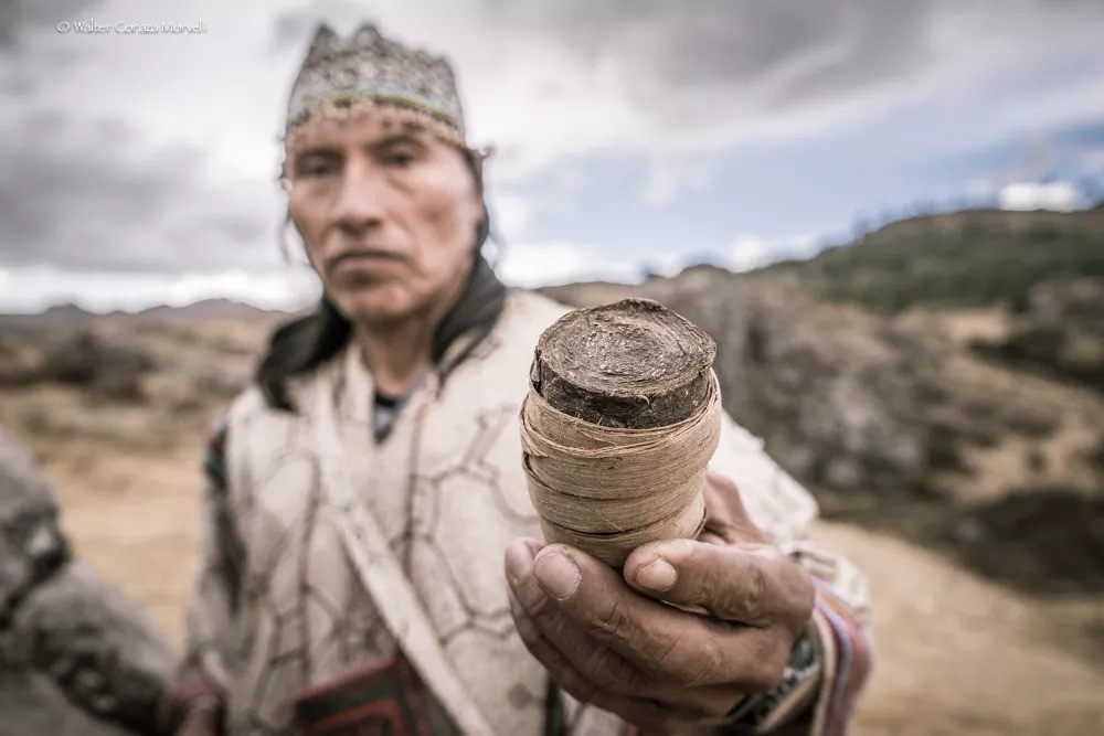 Mapacho Peru Indian holding in hand